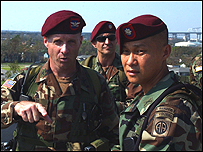 Trung tá Lương Xu�n Vi�̣t (trái) 