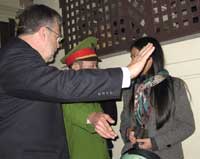 Đại sứ Michael Marine phải can thiệp <br>khi c�ng an lớn tiếng la lối <br>rồi d�ng tay x� đẩy b� Vũ Thu� H�,<br> vợ của B�c Sĩ Phạm Hồng Sơn <br>v� B� B�i Thị Kim Ng�n, <br>vợ của �ng Nguyễn Vũ B�nh, <br>ngay trước cửa nh� �ng h�m 5-4-2007. <br>AFP PHOTO